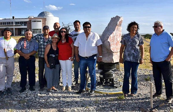 La piedra toba que se tallará, con el aporte de la comunidad, fue presentada en la Laguna Chiquichano.