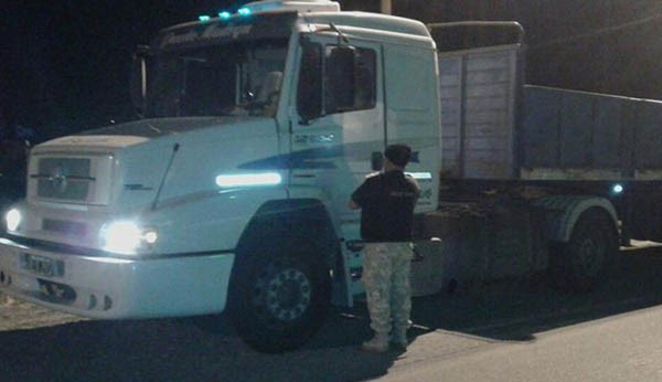 Personal policial y municipal en los controles al ingreso de la ciudad.