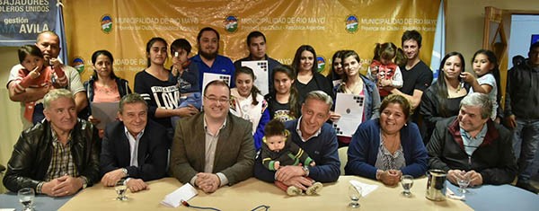 Arcioni estuvo en Ricardo Rojas, puso en funciones a las nuevas autoridades de Aldea Beleiro y en Río Mayo entregó viviendas a vecinos, además de diferentes aportes. 