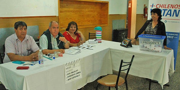 Residentes chilenos en Trelew votaron en la mesa dispuesta en el Centro. Fue en comicio presidencial.