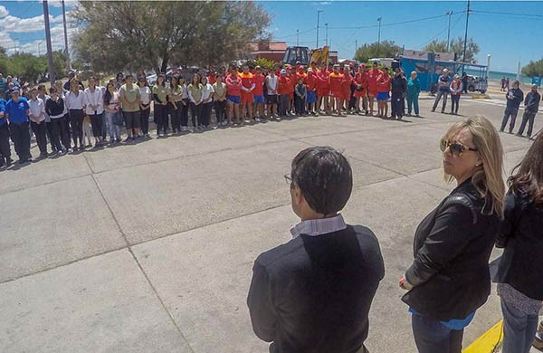 Bajo el sol. Artero encabezó el lanzamiento de temporada y presentó a quienes prestarán los servicios. 
