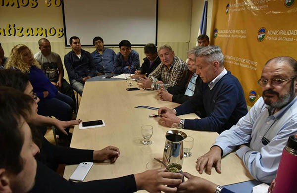 Gestiones. El gobernador pasó por Río Mayo y escuchó varios reclamos de sectores políticos y sociales.