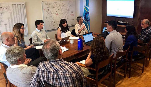 Acuerdo. Funcionarios provinciales y nacionales discuten el tema. 