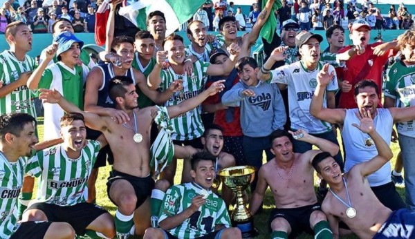 El plantel albiverde festeja con la Copa en mano en El Fortín.