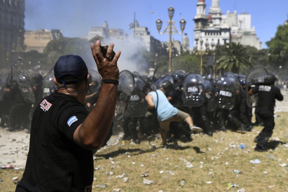Reforma previsional: incidentes frente al Congreso, minutos antes de la sesión.