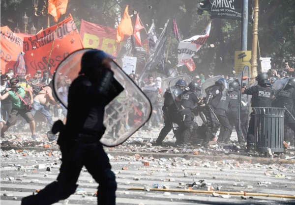 Los enfrentamientos arrancaron pasadas las 13 y continuaron entrada la noche. Hubo choques entre manifestantes y la Policía Metropolitana.
