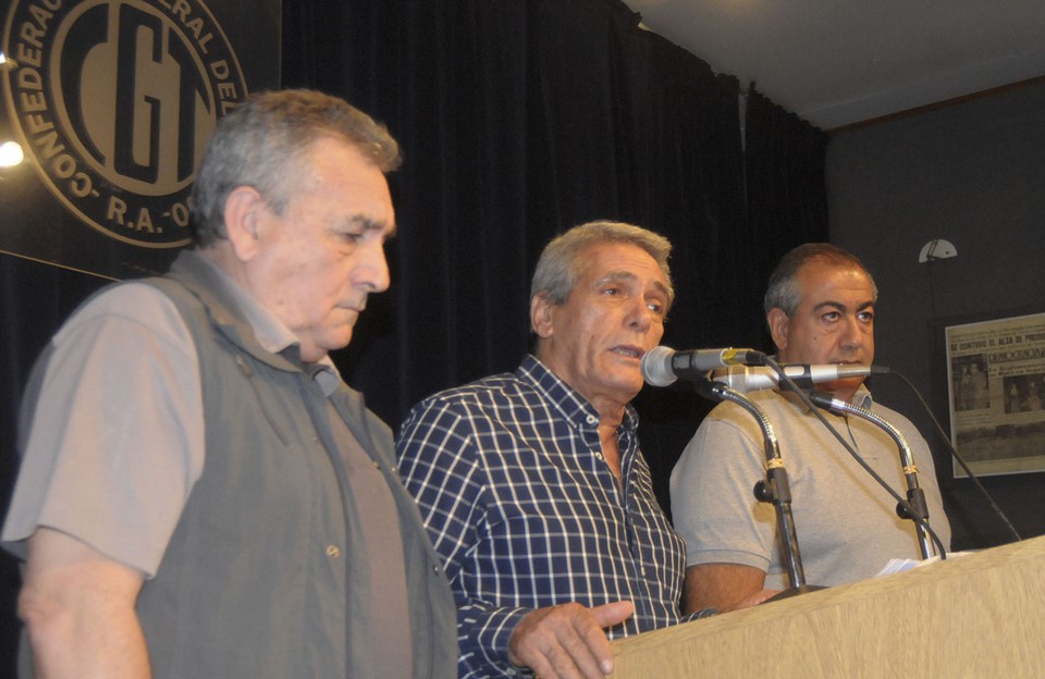 El secretario general de la central obrera, Juan Schmid junto a sus pares Carlos Acuña y Héctor Daer.