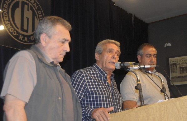 El secretario general de la central obrera, Juan Schmid junto a sus pares Carlos Acuña y Héctor Daer.