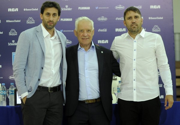 Milito, secretario técnico, Blanco, presidente, y Coudet, DT, tras la conferencia de prensa.