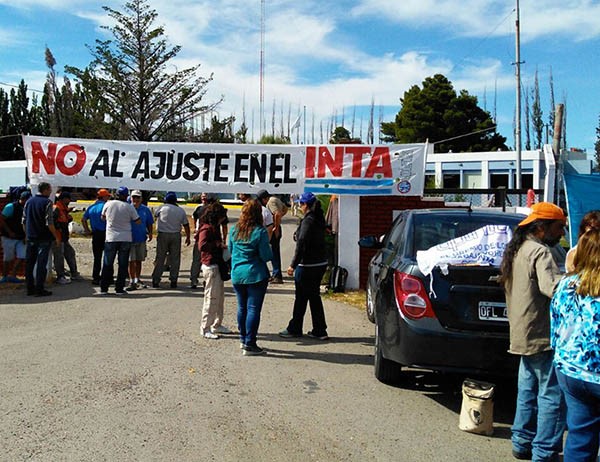 Protesta. La delegación del Inta, escenario de la queja en Trelew. 