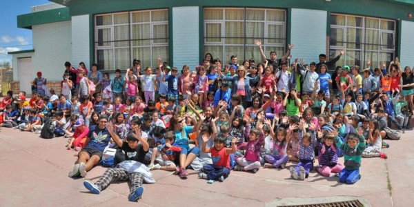 Una multitud. Cientos de chicos participan de las colonias de verano de la Municipalidad de Rawson.