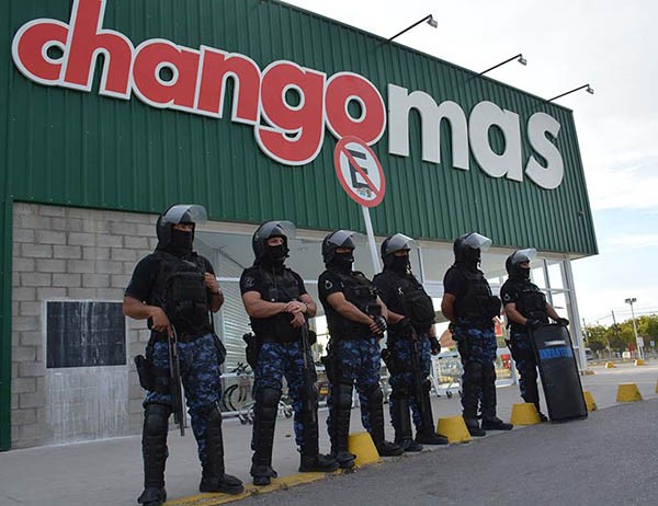La policía detuvo a 7 personas que intentaron ingresar al súper.