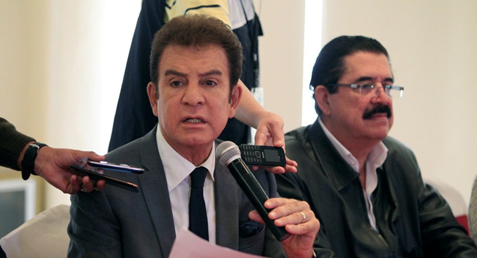 Con independencia de los vaivenes políticos hondureños, Salvador y Mel vienen cumpliendo puntualmente los turnos con sus peluqueros...