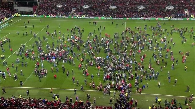 La gente invadió el estadio para abrazar a sus jugadores. Emoción pura. El equipo de segunda y un partido épico.
