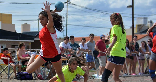 El beach handball es uno de los atractivos deportivos que acompañan en cada verano en la costa.