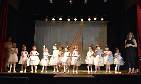 Gabriela Glanzmann y sus alumnas del Taller de Danzas Clásicas.