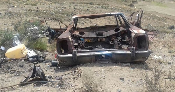 Hallazgo. Dentro de este automóvil fue visto el cadáver por un hombre que pasaba por el lugar. (Gentileza: El Patagónico)