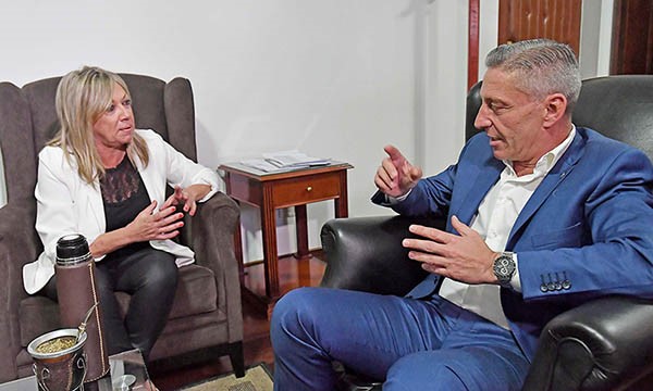 Dúo. La jefa comunal y el mandatario en plena charla en Fontana 50.