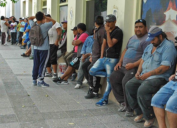Fila. Los obreros recibieron un alivio económico para la mesa familiar.