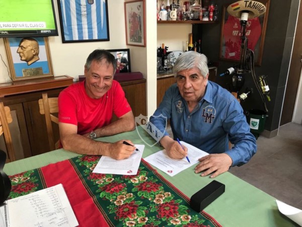 Ariel Holan firmó su continuidad como DT de Independiente. La noticia del día.