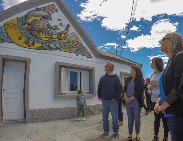 El mural resume las actividades productivas y turísticas.