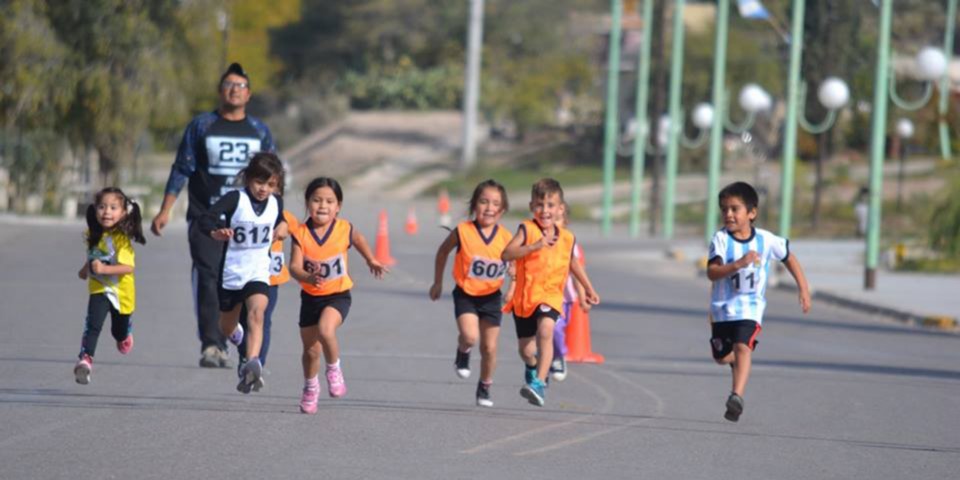 Los más chiquitos fueron los primeros en salir a correr en el “Cross de Nochebuena” que se hizo en Dolavon.