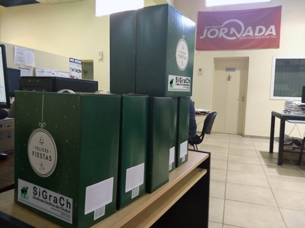 Afiliados del Sindicato de Gráficos del Chubut (SiGraCh) y las Cajas Navideñas entregadas en la semana.