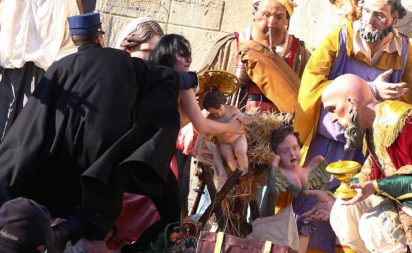 La joven de 25 años intenta apoderarse se la imagen del Niño Jesús.