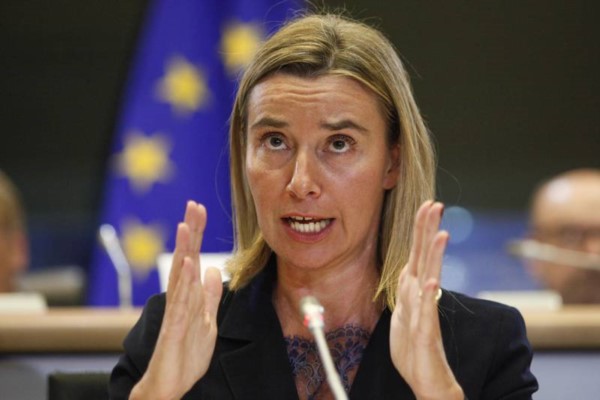El gesto de Federica parece ilustrar la situación de Navalny ante la negativa del régimen de Putin para que compita.