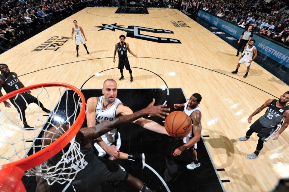 "Manu" sigue haciendo de las suyas. Otra vez siendo clave para que los Spurs ganen.