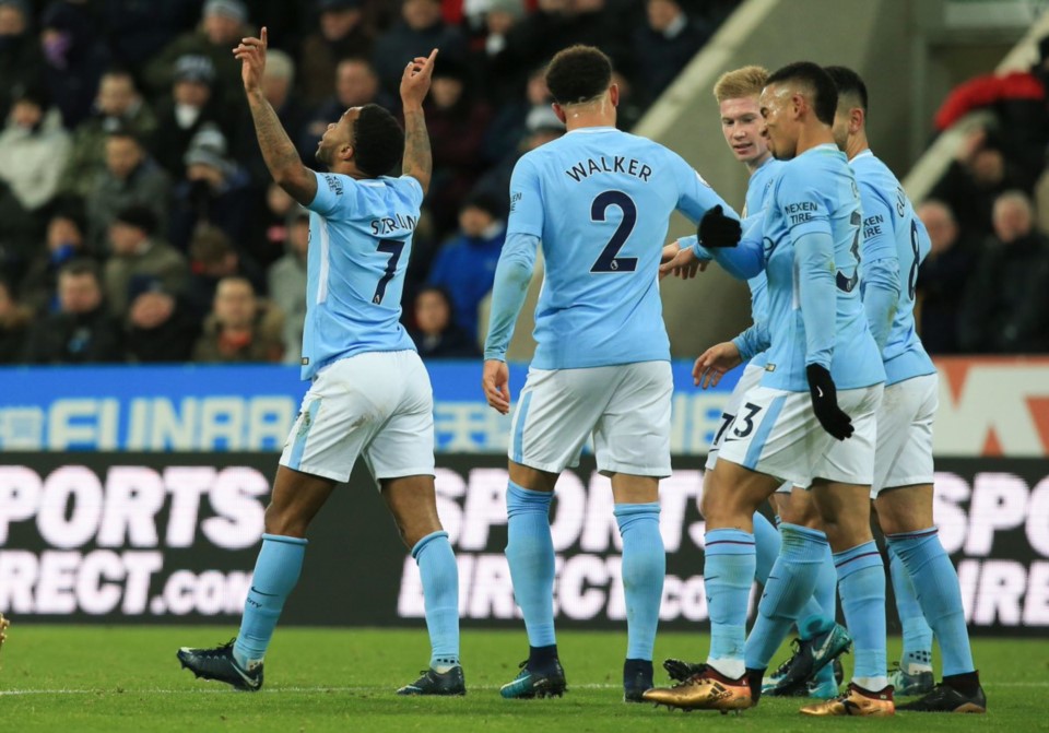 Con un gol de Sterling, Manchester City venció 1-0 a Newcastle y estiró a 15 la diferencia con el United en la Premier.