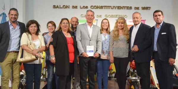 El saludo del gobernador. El proyecto tiene como fin ayudar a los deportistas con discapacidad.