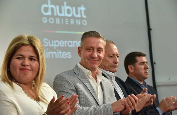 Sonrisa. Desde la izquierda, Huichqueo, Arcioni, Hernández y Ñonquepán en la entrega de beneficios.