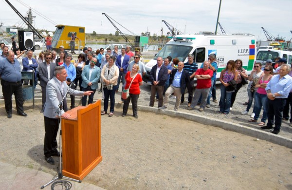 Discurso. Arcioni recorrió el puerto capitalino y aseguró que habrá más aportes con el dinero de la pesca.