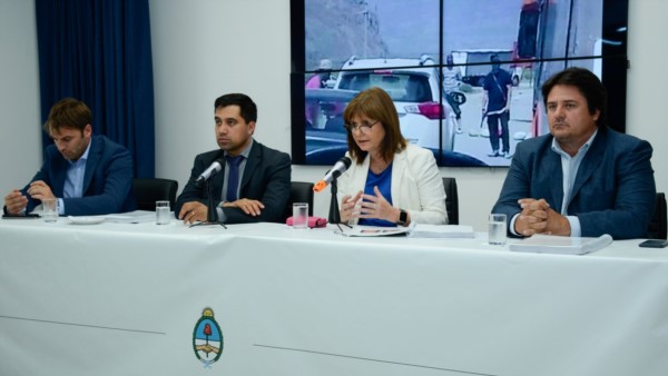 Comando. El ministro Durán a la derecha de Bullrich y con sus colegas patagónicos al hablar del RAM.