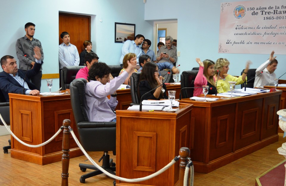 Manos arriba. Una postal de la sesión en el parlamento capitalino, donde hubo muchas discusiones.