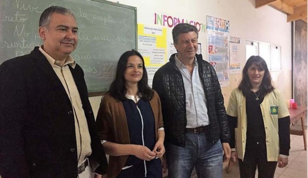 El diputado provincial, en una de las tantas recorridas junto a Menna.
