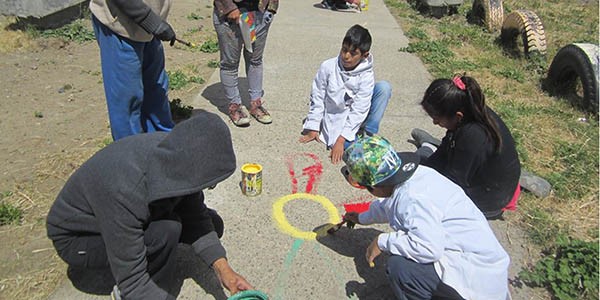 La actividad convocó a niños y adultos mayores que compartieron con igual entusiasmo las tareas.