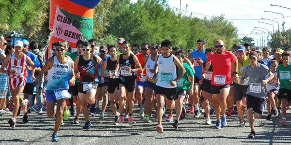 La largada. Decinas de atletas se hicieron presentes en la primera edición del “Germinal Corre” en Playa.