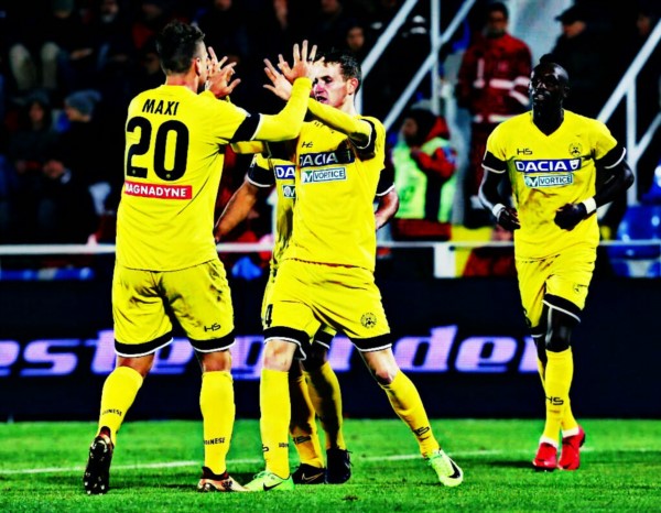 "Maxi" López celebra con sus compañeros en el triunfo de Udinese.