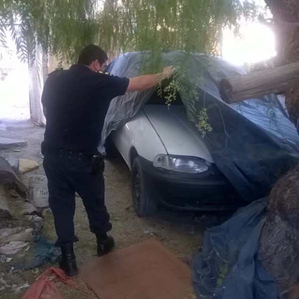 La Policía descubrió oculto el auto que usó el delincuente armado.