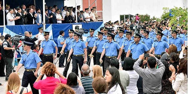 Desfile. Una postal de los miembros de la fuerza en el cierre del acto de su cumpleaños número 60. 