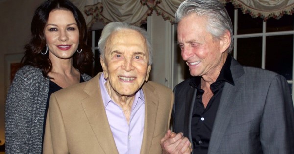 "Espartaco" junto a su hijo Michael Douglas (quizás más famoso, pero menos talentoso) y su nuera Catherine Zeta-Jones (más bella que ambos).