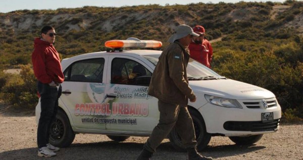 Preparados. Una postal de cómo serán los controles para evitar problemas entre el turismo en Madryn. 
