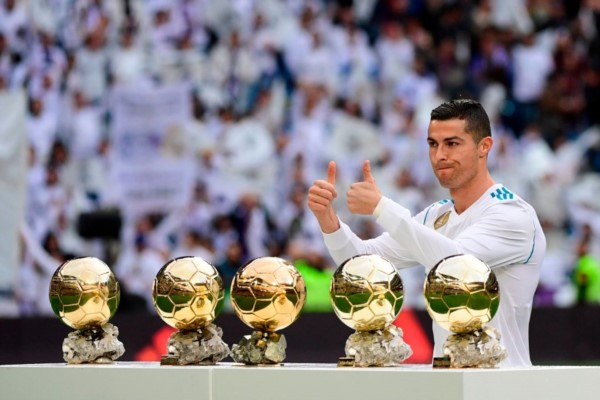 Cristiano Ronaldo posó en el Bernabéu, antes del encuentro ante Sevilla, con sus 5 Balones de Oro.