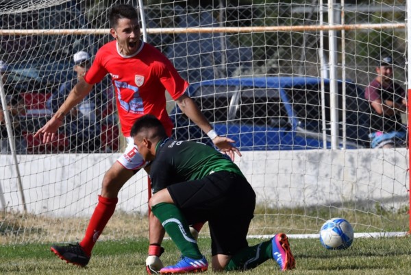 "Nacho" Terán festeja el primer gol del Globo. Gajardo lo sufre.