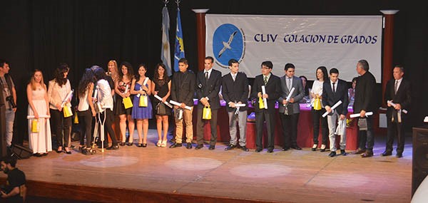 En el emotivo  acto  de entrega de diplomas un atotal de sesenta y nueve graduados recibieron sus diplomas de las cinco Facultades que integran la UNPSJB.