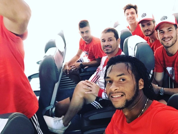 El plantel de River viajando rumbo a Buenos Aires.