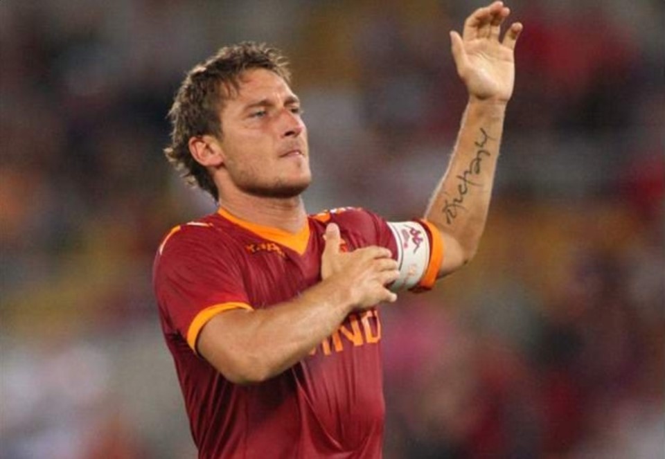 El ídolo de la Roma, Totti, le dio la clasificación a su equipo en el último minuto.