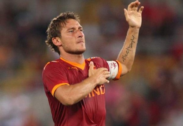 El ídolo de la Roma, Totti, le dio la clasificación a su equipo en el último minuto.